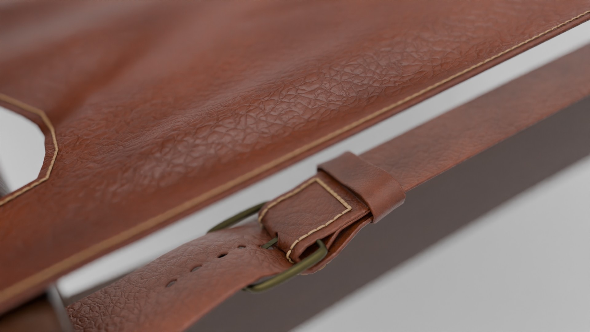 Detalle de la correa de cuero vegetal en tono marrón con hebilla de la silla Sagrada, inspirada en el estilo de Soho House.